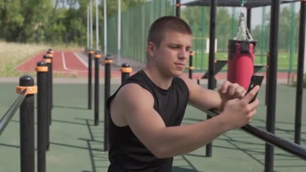 Tiro Médio Jovem Esportista Caucasiano Tomando Selfie Campo Esportes Durante — Vídeo de Stock