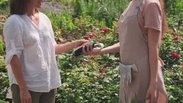Kadının Bahçe Pazarından Bitkileri Alıp Kredi Kartıyla Ödediği Yavaş Çekim — Stok video