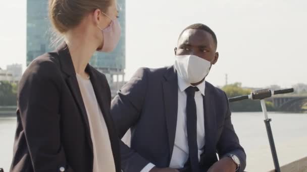 Mittlere Aufnahme Eines Multiethnischen Geschäftstüchtigen Paares Mit Schützenden Gesichtsmasken Das — Stockvideo