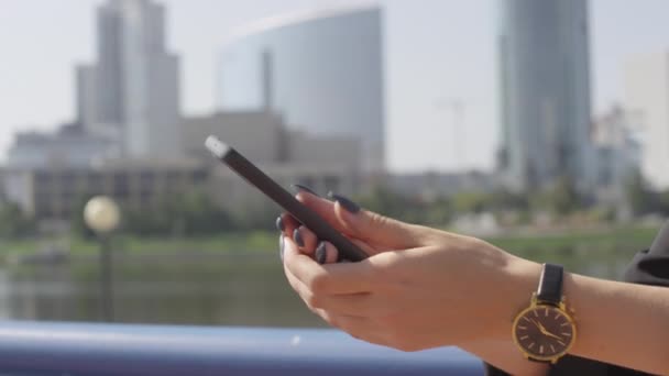 Midsection Closeup Mulher Irreconhecível Usando Smartphone Fora Centro Cidade Com — Vídeo de Stock