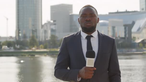 Medium Shot Serious African American Male Journalist Suit Holding Microphone — Stock Video