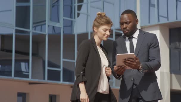 Baixo Ângulo Médio Tiro Com Lentidão Casal Negócios Multiétnicos Olhando — Vídeo de Stock