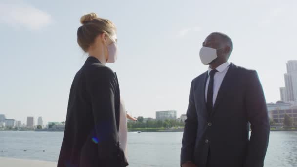 Güneşli Bir Günde Şehir Merkezinde Sohbet Ederken Koruyucu Maskeler Takan — Stok video