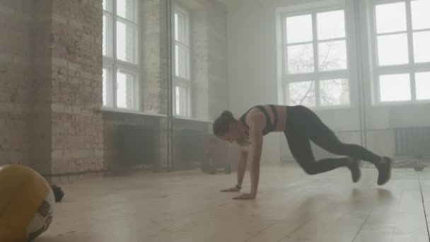 Полный Снимок Пригодной Женщины Тренирующейся Помещении Спортзале Стиле Дымчатого Лофта — стоковое видео