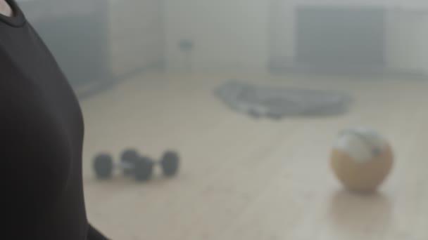 Средний Снимок Неузнаваемого Спортсмена Черной Спортивной Одежде Нажимающего Смарт Экран — стоковое видео