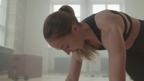 在无烟阁楼体操室室内锻炼中 年轻漂亮女运动员做跑板运动的慢动作中等特写 — 图库视频影像