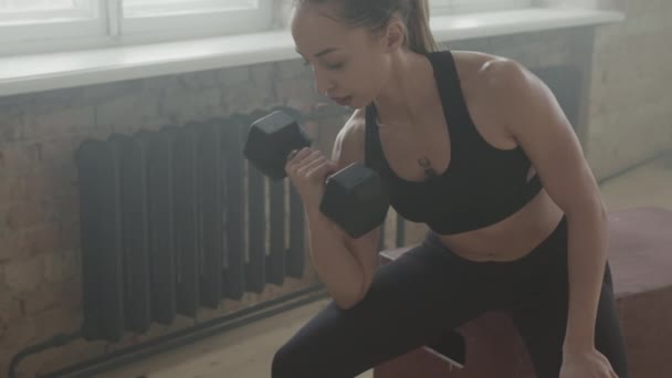 Tiro Medio Cámara Lenta Mujer Forma Sudorosa Haciendo Ejercicio Con — Vídeo de stock