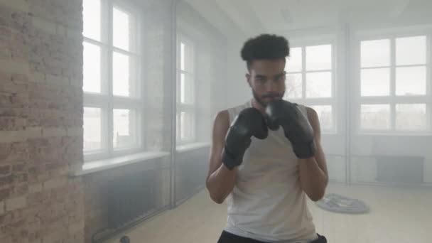 Pontos Médios Câmera Lenta Boxeador Afro Americano Habilidoso Olhando Para — Vídeo de Stock