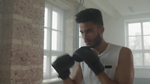 Retrato Médio Câmera Lenta Boxeador Afro Americano Praticando Socos Bebida — Vídeo de Stock