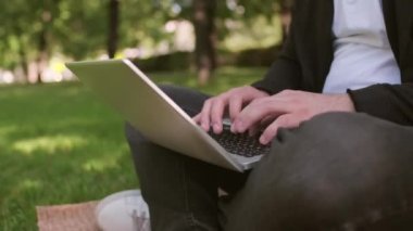 Tanımlanamayan ellerin yakın çekimi