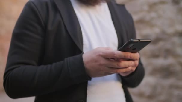 Halvsektions Spårning Skott Oigenkännlig Skäggig Man Skriva Mobiltelefon Utanför — Stockvideo