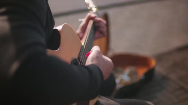 Slowmo Zbliżenie Rąk Nierozpoznawalny Mężczyzna Ulicy Muzyk Gra Gitarze Akustycznej — Wideo stockowe