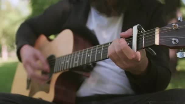 Zblízka Nepoznatelný Vousatý Muž Hrající Akustickou Kytaru Venku Létě — Stock video