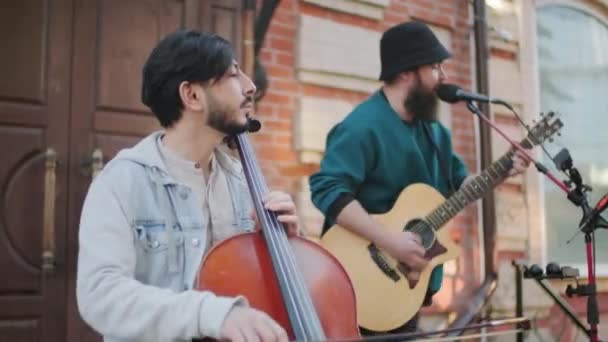 Medium Shot Male Musicians Singing Playing Acoustic Guitar Cello Street — Stock Video
