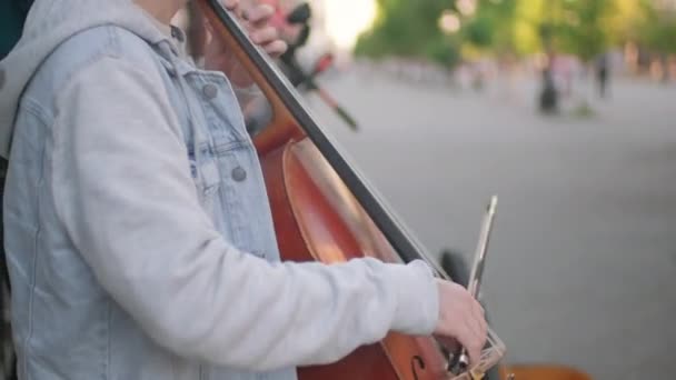 Zpomalte Venku Vystupují Pouliční Muzikanti Muž Džínové Bundě Hrající Violoncello — Stock video