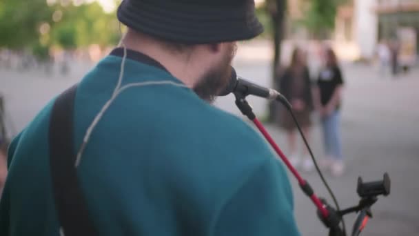 Kézi Követés Szakállas Férfi Zenészekkel Akik Mikrofonba Énekelnek Akusztikus Gitáron — Stock videók