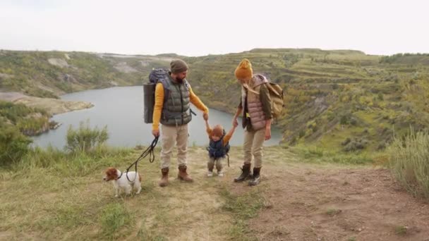 Quarry Gölü Nün Yanındaki Tepede Mutlu Bir Aile Fotoğrafı Anne — Stok video