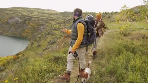 Spårning Slowmo Skott Glad Familj Och Söt Hund Koppel Vandring — Stockvideo