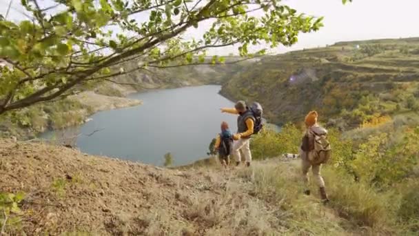 Wide Shot Man Woman Year Old Boy Standing Edge Hill — Stock Video