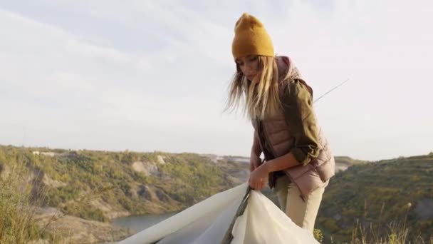 Slowmo Mão Inclinar Para Baixo Tiro Jovem Mulher Colete Inchado — Vídeo de Stock