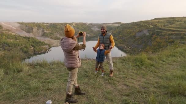 Handfotos Von Frau Mit Fotokamera Und Fotos Von Mann Und — Stockvideo