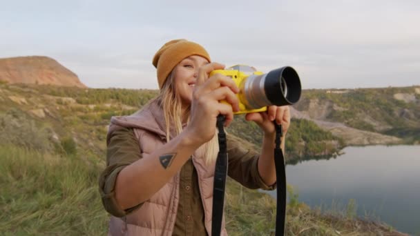 Ralentissement Main Jeune Femme Heureuse Gilet Gonflé Chapeau Bonnet Debout — Video