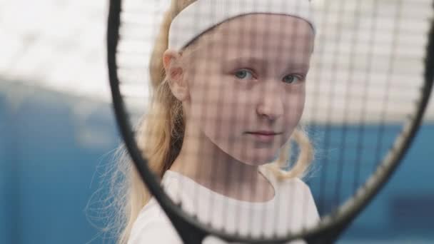 Medium Närbild Porträtt Med Slowmo Liten Kvinnlig Tennisspelare Sätta Tennisracket — Stockvideo
