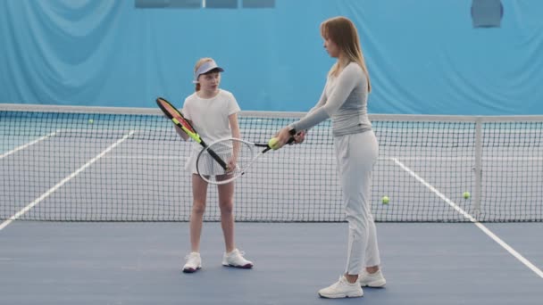 Slow Motion Full Skott Unga Kvinnliga Tennistränare Visar Liten Flicka — Stockvideo