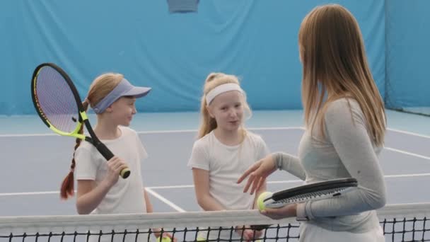미디엄은 테니스 라켓을 코트에서 훈련을 코카서스 여학생 명에게 테니스의 규칙을 — 비디오