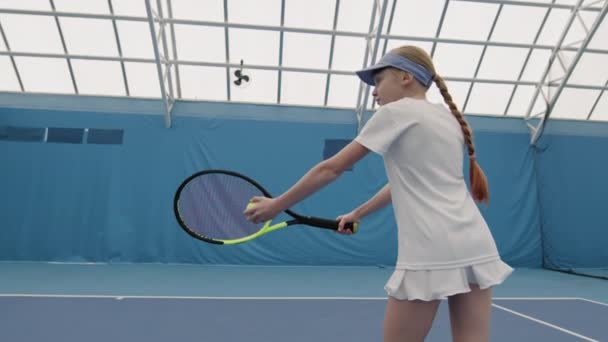 Tampilan Samping Medium Shot Dengan Lamban Gadis Kecil Berlatih Tenis — Stok Video