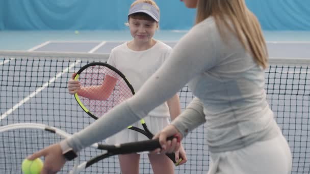 Середній Постріл Повільного Руху Весела Маленька Дівчинка Вчиться Грати Теніс — стокове відео