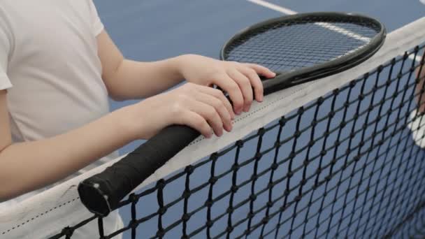 Sahada Elinde Tenis Raketiyle Tanınmayan Genç Bir Kızın Yavaş Çekimleri — Stok video