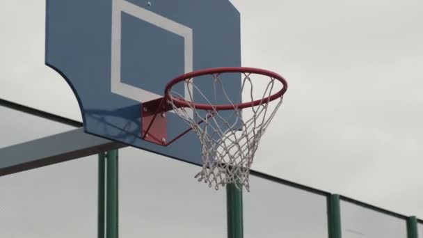 Acercamiento Mano Persona Fuera Cámara Lanzando Baloncesto Aro Anotando Cancha — Vídeo de stock