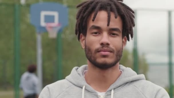 Nahaufnahme Einer Portraitaufnahme Eines Mannes Mit Dreadlocks Der Auf Einem — Stockvideo