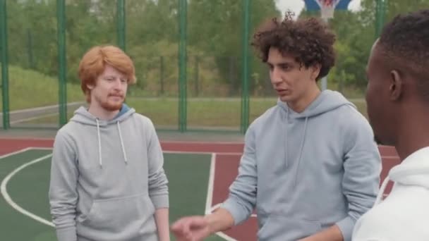 Közepes Lövés Egy Csapat Férfi Barátok Essek Érmét Kültéri Kosárlabda — Stock videók