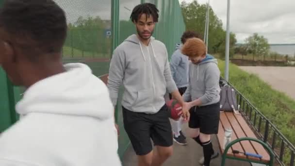 Handheld Tracking Schot Gelukkig Vier Jongens Met Basketballen Lopen Openlucht — Stockvideo