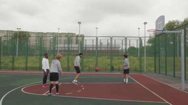 Tiro Seguimiento Portátil Hombres Jóvenes Disparando Aros Cancha Baloncesto Aire — Vídeos de Stock