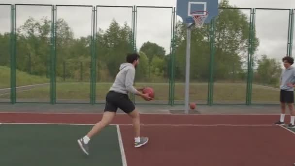 Tiro Seguimiento Portátil Hombre Feliz Con Rastas Corriendo Lanzando Pelota — Vídeo de stock