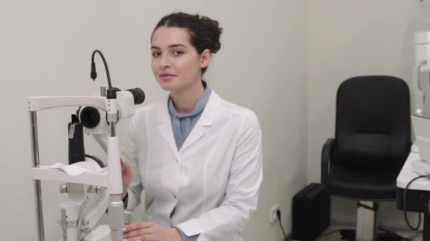 현대의 병원에 검사를 직장에 아름다운 코카서스 여성의 초상화를 카메라웃는 모습을 — 비디오