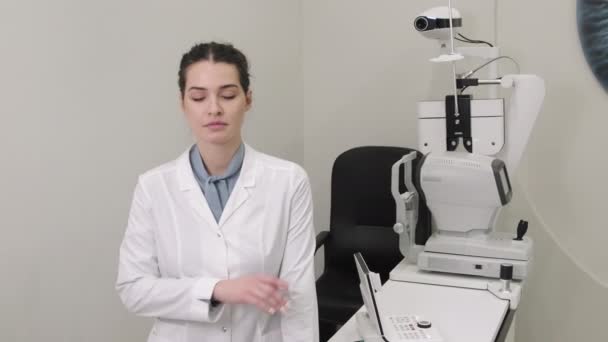 Retrato Médio Câmera Lenta Uma Jovem Optometrista Feminina Atraente Com — Vídeo de Stock