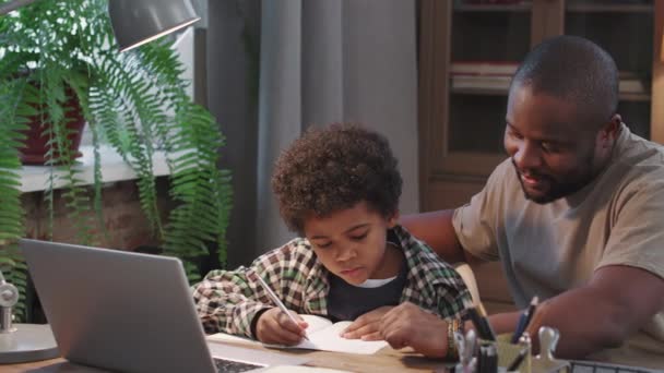 Panning Médio Tiro Homem Afro Americano Ajudando Seu Filho Bonito — Vídeo de Stock