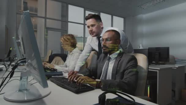 在现代办公室的信息安全系统中 三个穿着正式服装的人一起工作 — 图库视频影像