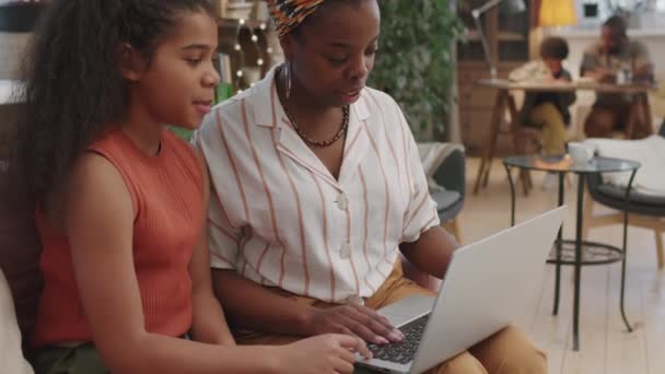 Incline Médio Tiro Mulher Afro Americana Ajudando Filha Mais Velha — Vídeo de Stock