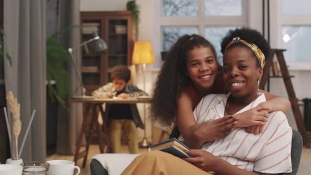 Zpomalený Střední Pan Portrét Milující Afro Americké Matky Dcery Jak — Stock video