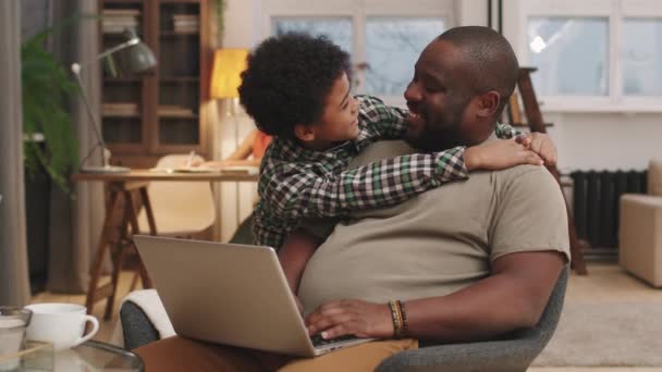 Retrato Médio Câmera Lenta Pai Afro Americano Amoroso Filho Pequeno — Vídeo de Stock