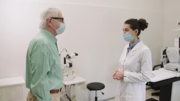 Plan Moyen Homme Âgé Caucasien Entrant Dans Bureau Médecin Moderne — Video