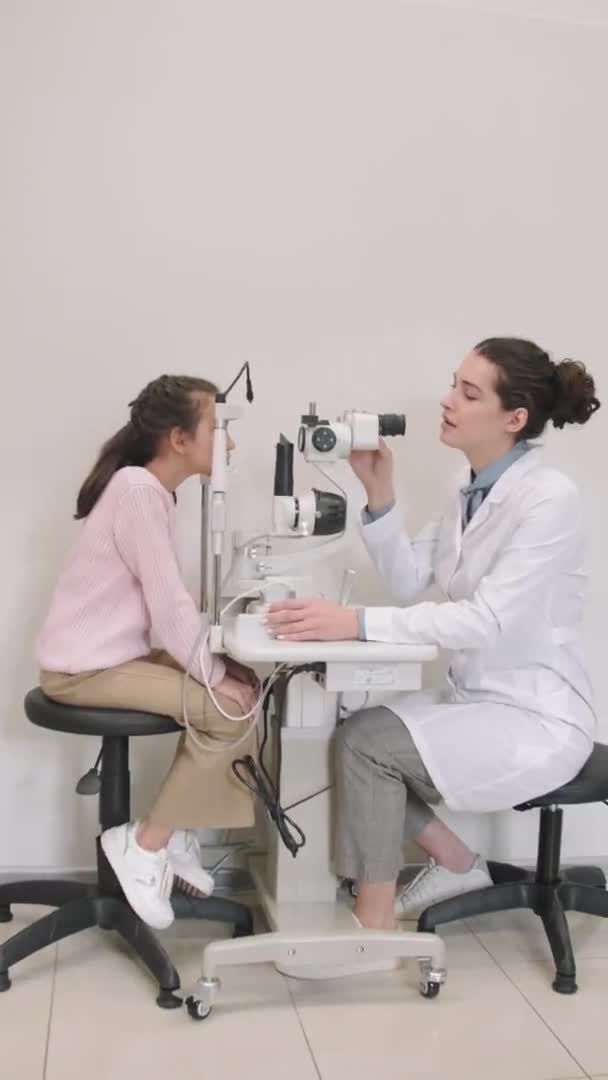 Vue Latérale Verticale Prise Vue Complète Jeune Optométriste Médecin Examinant — Video