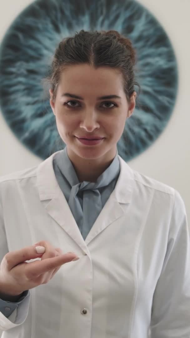 Retrato Vertical Medio Una Joven Optometrista Sonriendo Cámara Sosteniendo Lente — Vídeo de stock