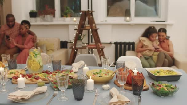 Medium Pan Skott Vackert Inredda Middagsbord Med Läckra Måltider För — Stockvideo