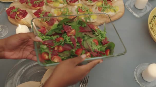 Top View Dari Tangan Perempuan Dikenali Melayani Salad Dengan Daging — Stok Video